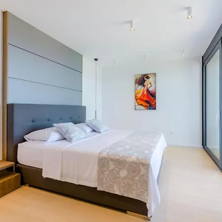 Luxury Vitae Villa *