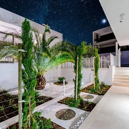 Luxury Vitae Villa *