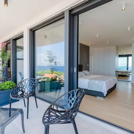 Luxury Vitae Villa *
