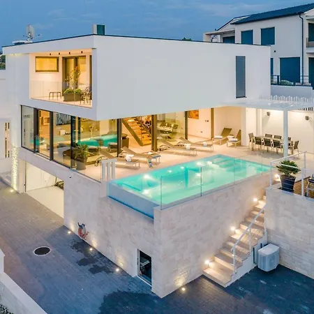 Luxury Vitae *