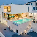 Luxury Vitae *